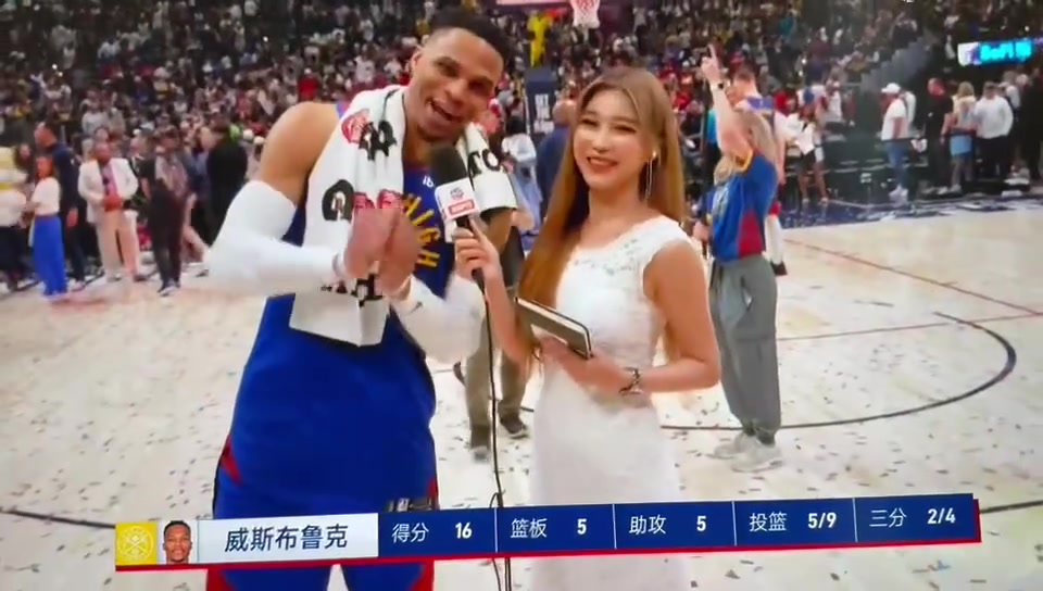 永远的唐装威少！威少赛后向中国球迷比心：太爱你们了，再见❤️
